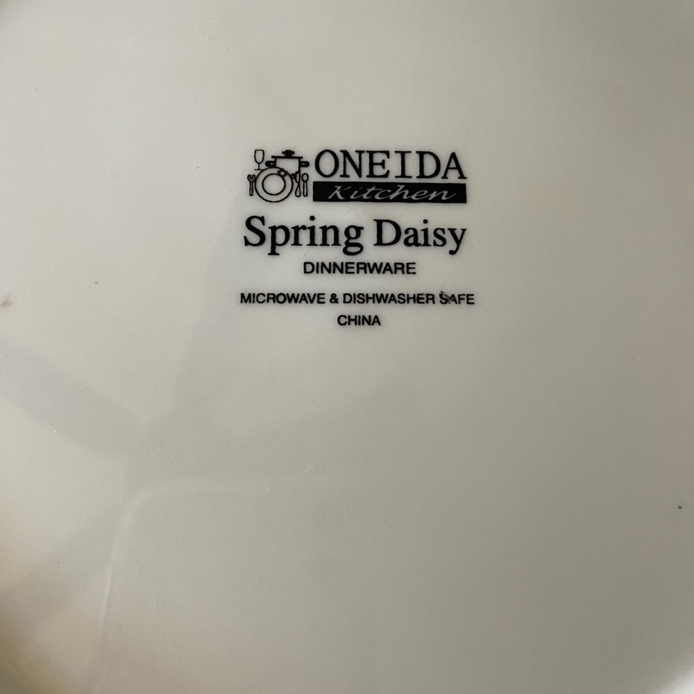 Oneida Spring Daisy Ceramic Serving Dish - Picture 5 of 5